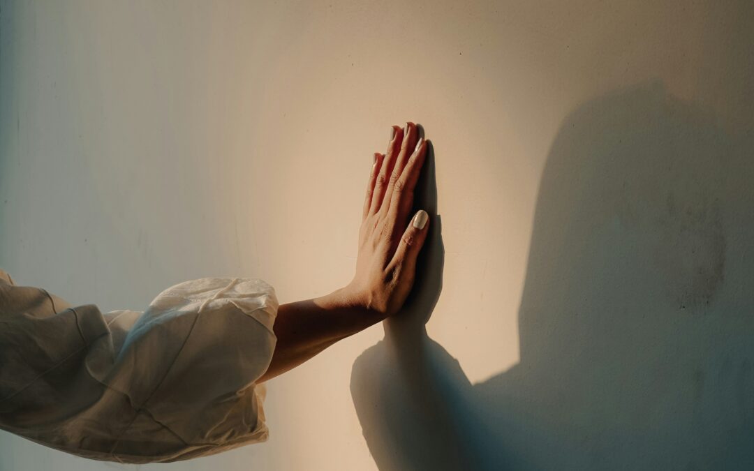 Bindungstrauma verstehen und heilen – Nähe, Angst und Liebe im Gleichgewicht.- Erfahre, wie Bindungstrauma Beziehungen beeinflusst und wie du gesunde Nähe leben kannst. Mit Übungen zur Heilung und Selbstliebe